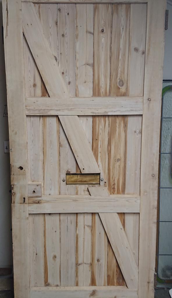 <p>Stripped Pine Ledge and Brace Door</p><p>90.5 cm x 202.5 cm